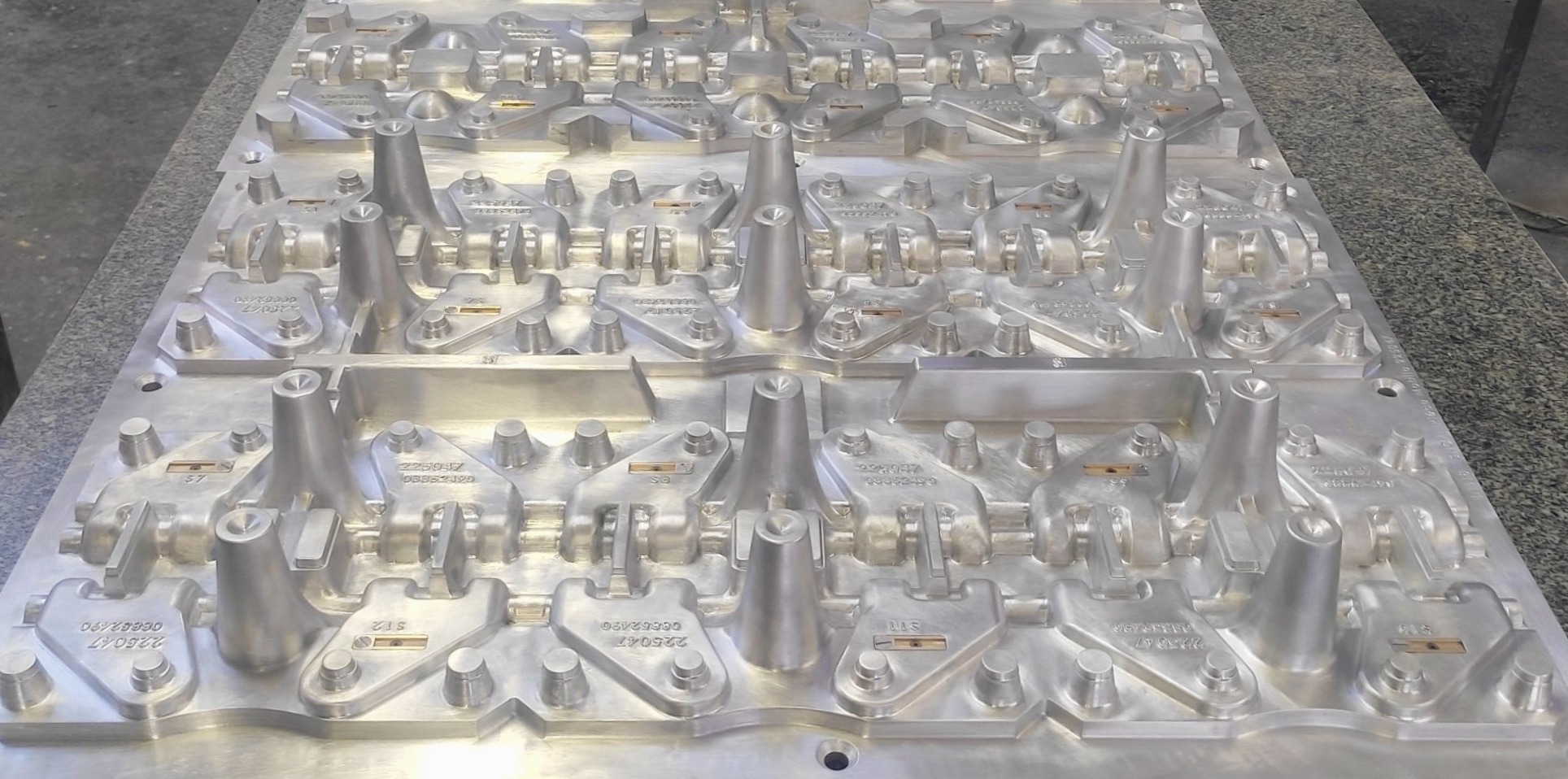 Plaque modèle multi-empreintes aluminium — Brunelle SARL