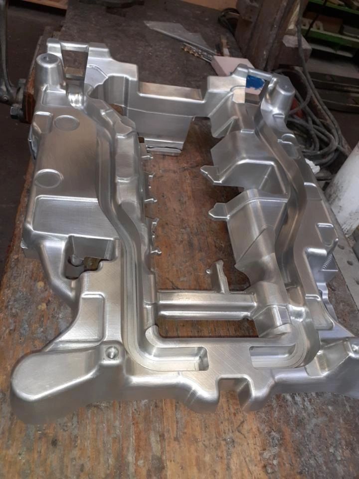 Boîte à noyaux aluminium complexe