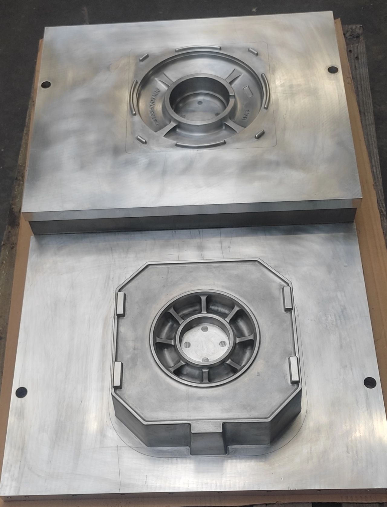 Modèle face et revers en aluminium